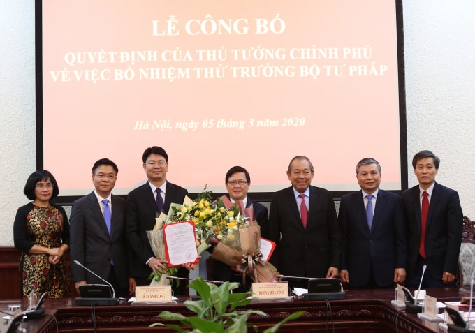 Phó Thủ tướng Trương Hòa Bình trao quyết định bổ nhiệm ông Mai Lương Khôi, Tổng cục trưởng Tổng cục Thi hành án dân sự và ông Nguyễn Thanh Tịnh giữ chức vụ Thứ trưởng Bộ Tư pháp. Ảnh: VGP