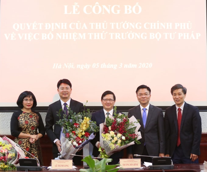 Tập thể lãnh đạo Bộ Tư pháp chúc mừng 2 tân Thứ trưởng. Ảnh: VGP