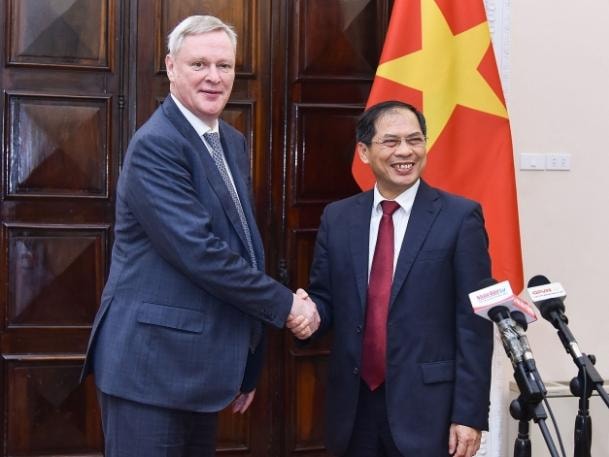 Thứ trưởng Thường trực Bộ Ngoại giao Bùi Thanh Sơn và Thứ trưởng thứ nhất Bộ Ngoại giao Nga V. Titov trả lời báo chí về kết quả Đối thoại chiến lược Ngoại giao - Quốc phòng - An ninh Việt – Nga lần thứ 11. Ảnh: BNG