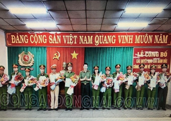 Đại tá Vũ Hồng Văn – Giám đốc công an tỉnh Đồng Nai trao quyết định điều động theo mô hình bộ máy mới-ảnh: T/L