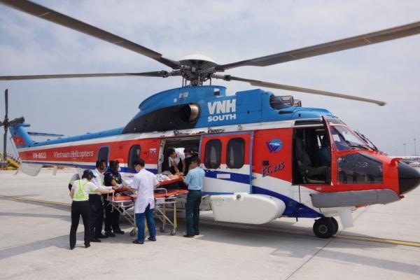 Bác sĩ Bệnh viện Quân y 175 vận chuyển bệnh nhân về bênh viện chữa trị-ảnh :Bênh viện quân y 175 cung cấp.