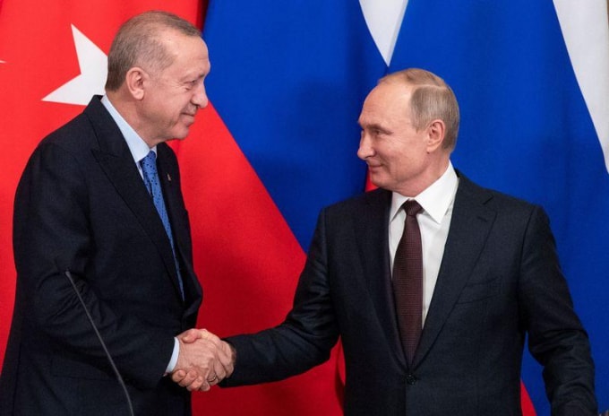 Tổng thống Nga Vladimir Putin (phải) và Tổng thống Thổ Nhĩ Kỳ Vladimir Putin (trái). Ảnh: Reuters