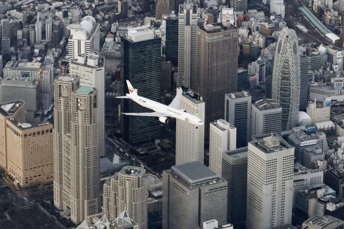 Một chiếc máy bay trên bầu trời Tokyo, Nhật Bản. Ảnh: Reuters