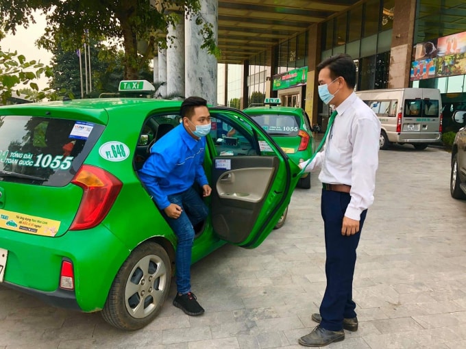 Nhiều doanh nghiệp Taxi còn phải bỏ ra khoản chi phí rất lớn để phục vụ công tác phòng chống dịch bệnh Covid-19. Ảnh: TL