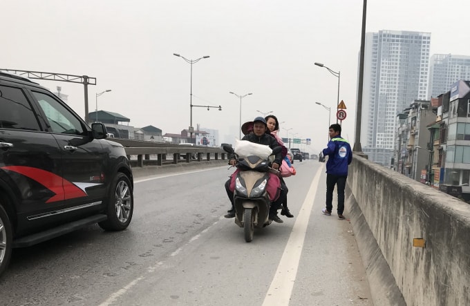 Xe máy ngang nhiên đi ngược chiều trên đường Vành đai 3 trên cao dù tuyến đường này chỉ dành cho ô tô, tiềm ẩn nguy cơ cao xảy ra tai nạn giao thông. Ảnh:TL