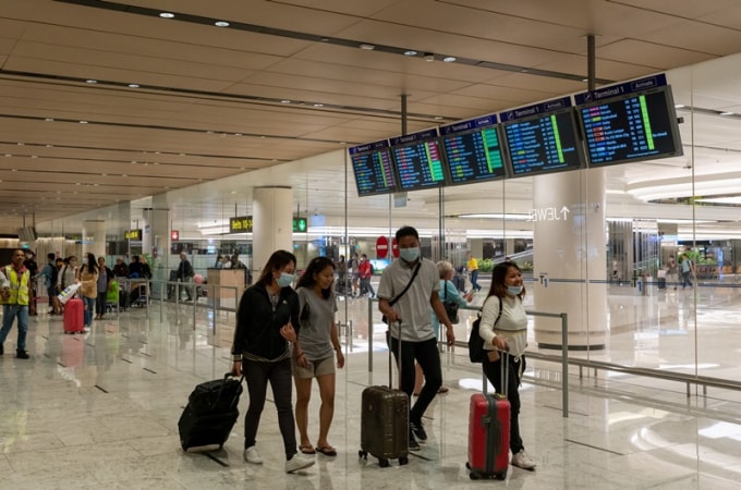 Du khách quốc tế đến Sân bay Changi, Singapore.