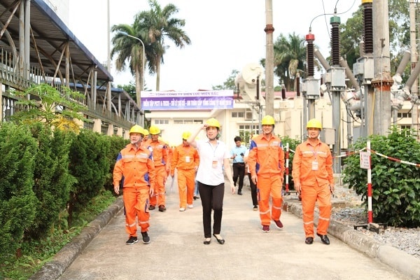 Tổng Giám đốc Đỗ Nguyệt Ánh kiểm tra công tác diễn tập tại hiện trường.