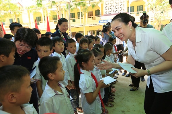 Tổng Giám đốc Đỗ Nguyệt Ánh tặng học bổng cho học sinh nghèo trường Tiểu học Vĩnh Lạc (Vĩnh Phúc).