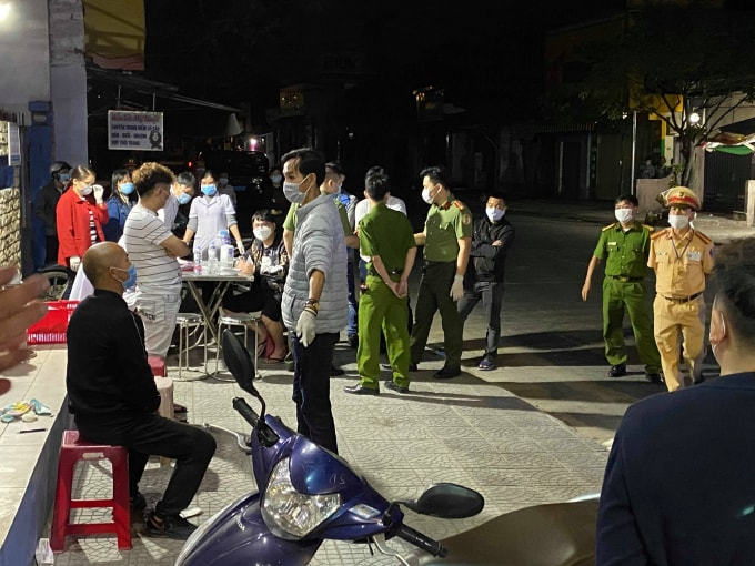 Những người Trung Quốc đến Huế khai trốn sang Việt Nam để tránh dịch.