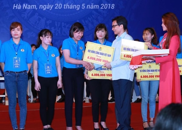 Phó Thủ tướng Vũ Đức Đam trao học bổng Công đoàn Việt Nam cho công nhân. Ảnh: laodong.vn