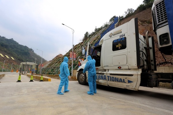 Thủ tướng Chính phủ đề nghị cộng đồng doanh nghiệp, nhân dân cả nước tập trung thực hiện “nhiệm vụ kép” là vừa phòng chống dịch, vừa phát triển kinh tế - xã hội. Ảnh: tuoitre.vn