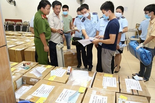 Thủ tướng yêu cầu tăng cường kiểm tra, xử lý nghiêm các trường hợp buôn lậu, gian lận thương mại, đầu cơ găm hàng, gây khan hiếm giả tạo, hàng giả, hàng nhái. Ảnh minh họa