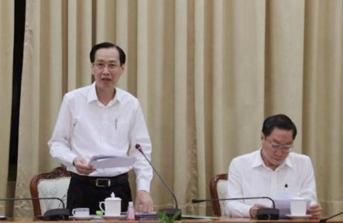 Phó Chủ tịch UBND TP.HCM Lê Thanh Liêm (đứng) và Giám đốc Sở Y tế TP.HCM Nguyễn Tấn Bỉnh lắng nghe ý kiến của các trường đại học trên địa bàn