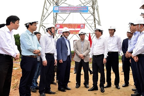Phó Thủ tướng Trịnh Đình Dũng kiểm tra tiến độ công trường dự án đường dây 500 kV mạch 3. Lãnh đạo UBND TP. Đà Nẵng và tỉnh Quảng Nam đều cam kết sẽ hoàn thành việc bàn giao mặt bằng các vị trí móng ngay trong tháng 3, bàn giao hành lang tuyến trong tháng 5 năm nay. Ảnh: VGP
