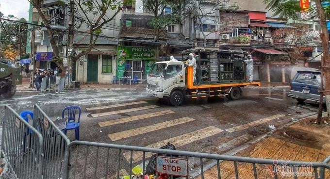 Phố Trúc Bạch được cách ly, khử trùng, tiếp tế thực phẩm qua barie - Ảnh: VNN