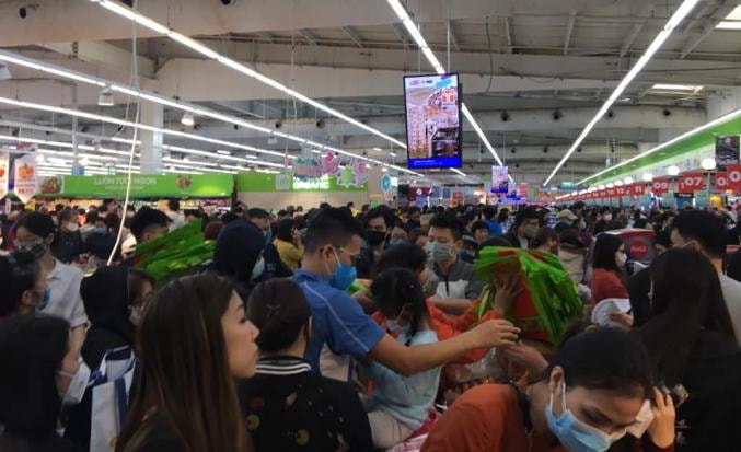 Người dân tại Hà Nội đổ xô đến các siêu thị, trung tâm thương mại mua đồ tích trữ trước việc xuất hiện bệnh nhân nhiễm Covid-19 trên địa bàn. Ảnh:TL