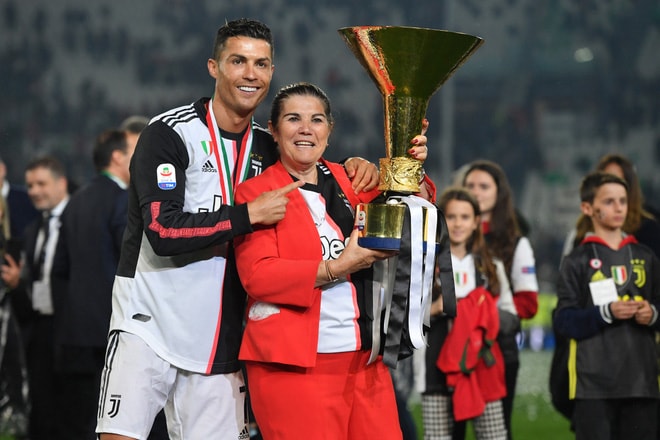 Ronaldo chia sẻ cùng mẹ khoảnh khắc vinh quang của mình. Ảnh Sport5