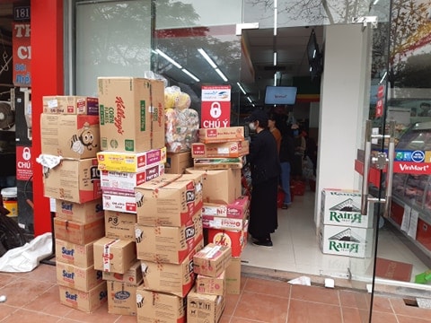 Một số cửa hàng của hệ thống siêu thị VinMart mì gói cũng được tập kết đáp ứng đủ nhu cầu mua sắm của người dân. Ảnh H.L.