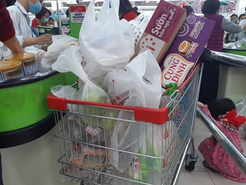 Mặt hàng chủ yếu được người dân lựa chọn là mì gói, miến, các loại thực phẩm và đồ dùng sinh hoạt hàng ngày. Ảnh HL.