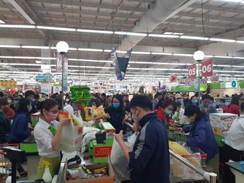 Tại siêu thị Bic C Thăng Long người dân tới đây mua hàng mỗi lúc một đông. Ảnh HL.