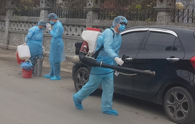 Lực lượng y tế về thôn Phù Lưu, xã Phù Ninh triển khai công tác chống dịch. Ảnh TL.