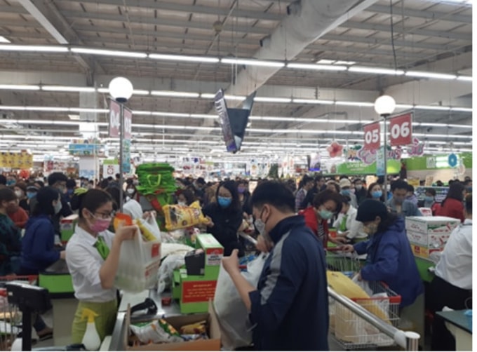 Người dân cần bình tĩnh vì Hà Nội đảm bảo cung cấp đầy đủ nhu yếu phẩm. Ảnh: Hùng Long