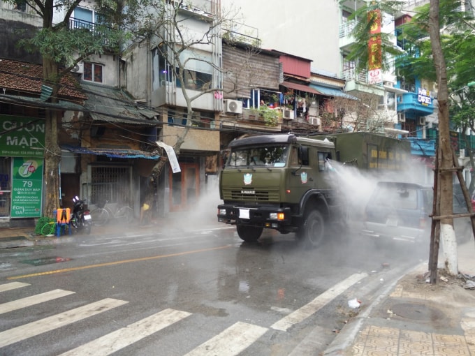 Các đơn vị chức năng tiến hành phu thuốc khử khuẩn ở khu vực cách ly. Ảnh: Dương Hiệp