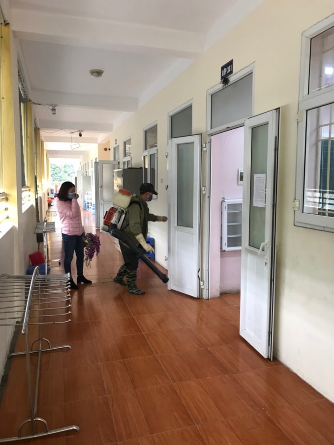 Trường học được phun thuốc khử khuẩn theo quy định của Bộ Y tế. Ảnh: Hoàng Dương