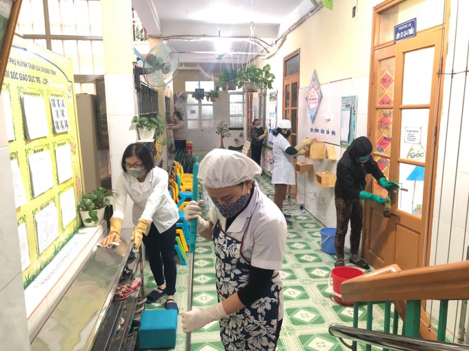 Các bậc phụ huynh cũng cùng nhà trường tham gia vệ sinh, phòng chống dịch. Ảnh: Hoàng Dương