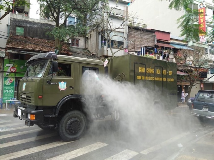 Các tuyến phố lân cận phố Trúc Bạch cũng được phun thuốc khử trùng - Tiêu độc. Ảnh: Dương Hiệp