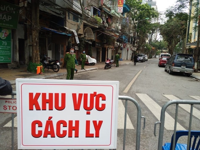 Mọi hoạt động tại khu vực cách ly đều có sự giám sát của các cơ quan chức năng. Ảnh: Dương Hiệp