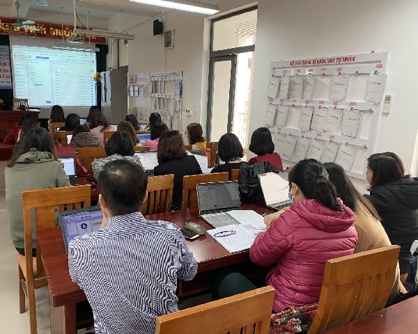 Các GV trường THCS Lê Lợi tham gia lớp tập huấn giảng dạy trực tuyến. Ảnh: Hoàng Dương