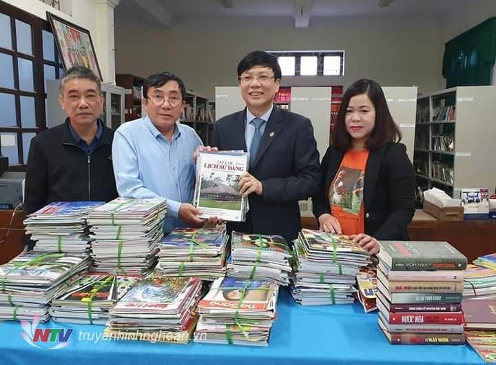 Nhà báo Hồ Quang Lợi tặng bộ sách 9 quyển là những tác phẩm báo chí, các bài viết chọn lọc theo chủ đề do ông sáng tác đã được xuất bản từ năm 1997 đến nay cho thư viện huyện Quỳnh Lưu. Ảnh: truyenhinhnghean.vn