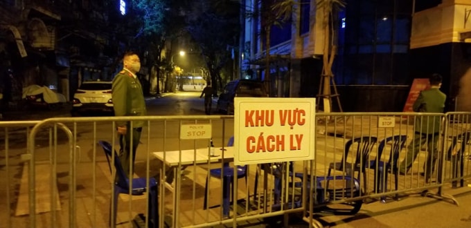 Lực lượng chức năng cách ly khu vực nơi ở của bệnh nhân ngay đêm 6.3. Ảnh: Đoàn Bổng - VNN.