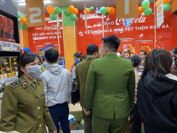 Lực lượng chức năng tăng cường kiểm tra, kiểm soát, bình ổn thị trường trước những diễn biến phức tạp của dịch bệnh Covid-19. Ảnh: TL