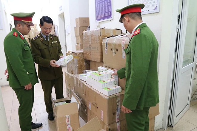 Đội QLTT số 12 (Cục QLTT TP.Hà Nội) phát hiện hàng trăm máy đo thân nhiệt không có hóa đơn chứng từ. Ảnh: TL