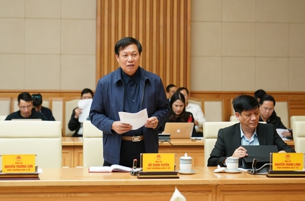 Thứ trưởng Bộ Y tế Đỗ Xuân Tuyên báo cáo cập nhật về tình hình dịch bệnh COVID-19. Ảnh: VGP
