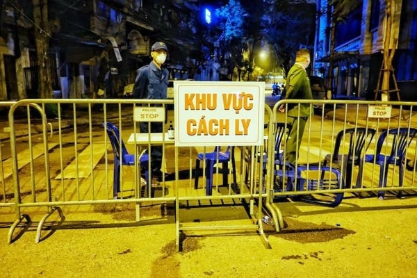 Lực lượng chức năng lập hàng rào chốt chặn ở phố Trúc Bạch, Hà Nội - khu vực vừa phát hiện có người nhiễm virus SARS-CoV-2. Ảnh: VNE