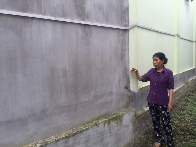 Bà Nguyệt chỉ vào 48,5m2 bà bị mất, được cán bộ xã hợp thức hóa vào sổ đỏ cho ông Võ Tá Thường và đã xây nhà kiên cố