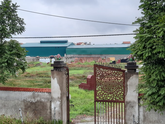 Doanh nghiệp tư nhân Huyền Linh đã xây dựng nhà xưởng trái phép trên phần đất được quy hoạch để làm nghĩa trang của xã.