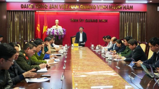 Đồng chí Nguyễn Xuân Ký, Bí thư Tỉnh ủy, Chủ tịch HĐND tỉnh chỉ đạo tại cuộc họp vào rạng sáng 8/3. Ảnh: Hồng Nhung.
