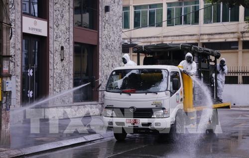Lực lượng bộ đội hóa học phun hóa chất tiêu tẩy khu vực phố Trúc Bạch, quận Ba Đình, nơi có nhà của bệnh nhân mắc COVID-19. Ảnh: Dương Giang - TTXVN