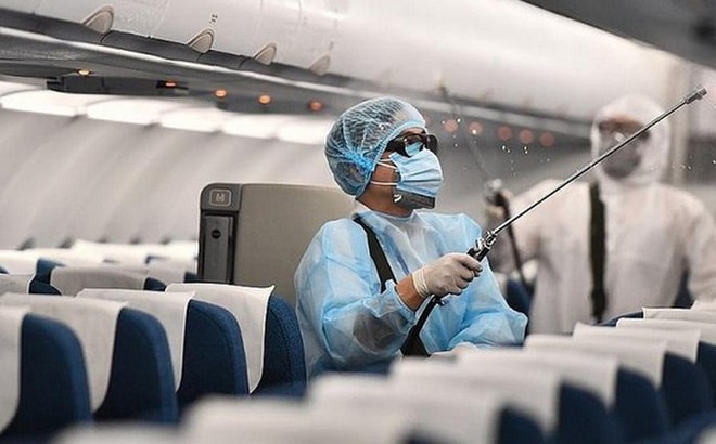 Phun khử trùng máy bay có bệnh nhân dương tính với SARS-Cov-2 (ảnh TL)