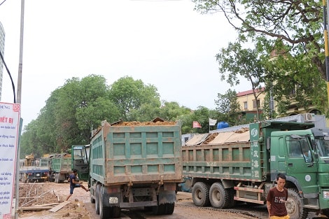 Tăng cường kiểm tra, kiểm soát tải trọng phương tiện tại các dự án xây dựng, đầu mối hàng hóa, kho bãi, bến cảng,... ngăn chặn tình trạng xe quá tải (Ảnh minh họa)