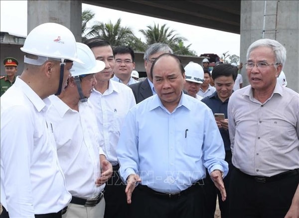 Thủ tướng Nguyễn Xuân Phúc kiểm tra tiến độ dự án đường cao tốc Trung Lương - Mỹ Thuận. Ảnh: TTXVN