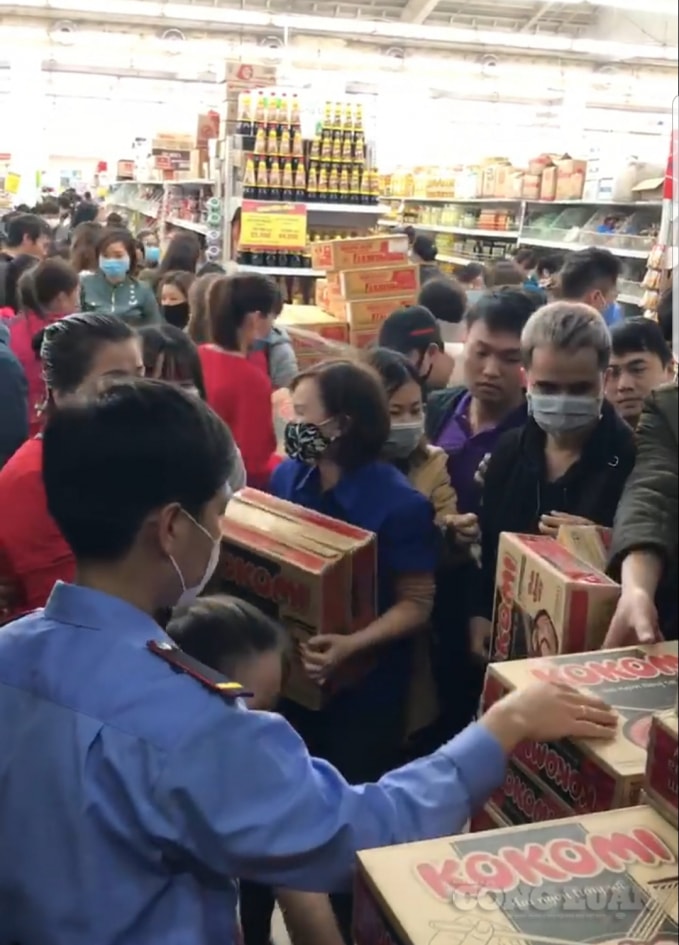 Xô đẩy nhau để mua được mỳ tôm.