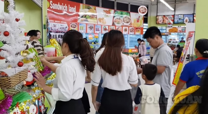 Người dân đồn thổi nhau đến siêu thị mua hàng hóa tiêu dùng như gạo, mỳ tôm,... trong lúc dịch bệnh.