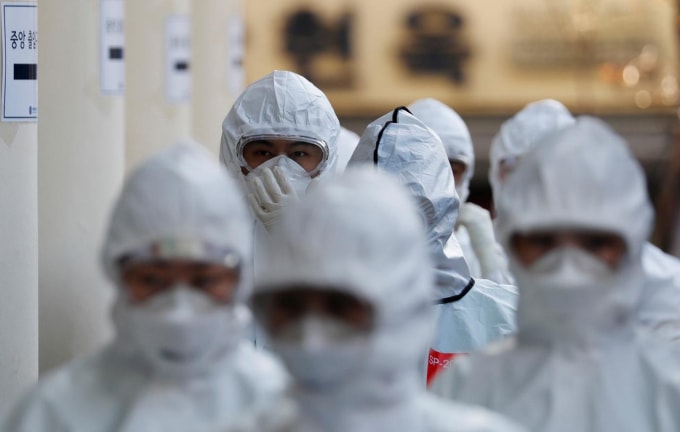 Các nhân viên y tế tại Hàn Quốc. Ảnh: Reuters