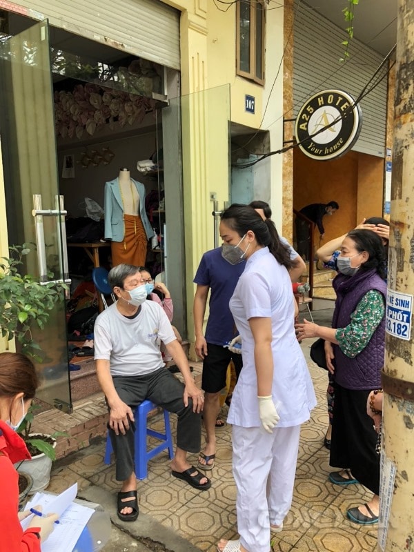 Nhân viên y tế sẽ đến từng hộ khám mỗi ngày 2 lần vào lúc: 9h và 15h