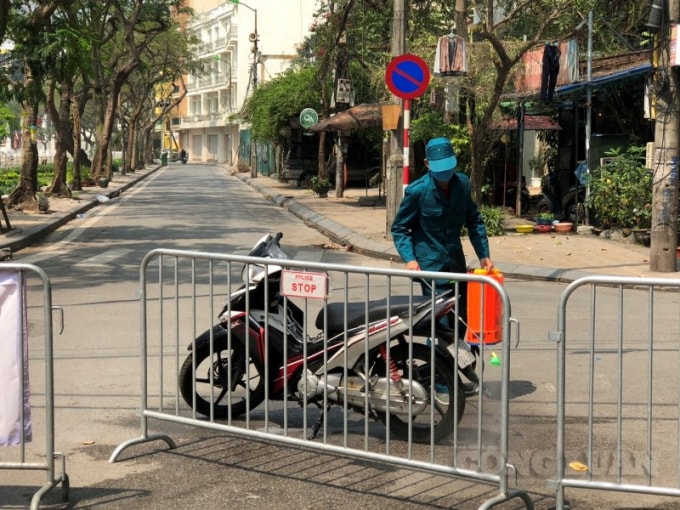 Tiến hành khử khuẩn một xe máy trước khi vào khu vực cách ly
